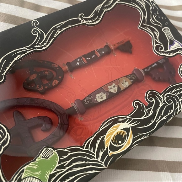 Hocus Pocus Collectible Key Set - Picture 7 of 7